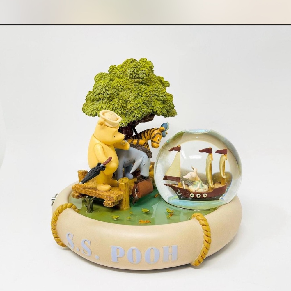 Winnie the Pooh Snowglobe